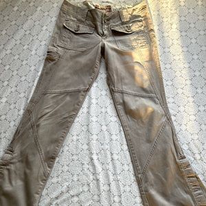 These are vintage Abercrombie & Finch jeans with a bootcut leg in a brown color!